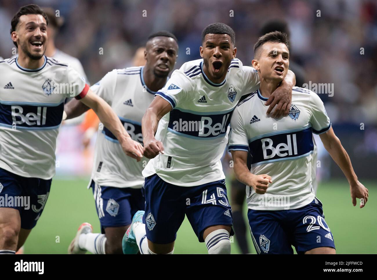 2 juillet 2022, VANCOUVER, C.-B., CANADA : Vancouver Whitecapss' Andres Cubas (20), Pedro Vite (45), Russell Teibert, à gauche, et Cristian Dajome, De retour, célébrez de nouveau le but de Cubas FC Los Angeles pendant la deuxième moitié d'un match de soccer MLS à Vancouver, samedi, 2 juillet 2022. (Image du crédit : © Darryl Dyck/la presse canadienne via ZUMA Press) Banque D'Images