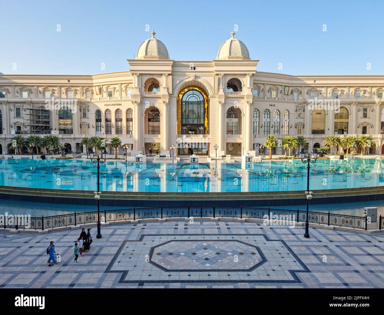 Place Vendome Mall est un nouveau centre commercial situé dans la ville de Lusail. Le design est un concept ouvert inspiré de l'architecture française classique. Banque D'Images