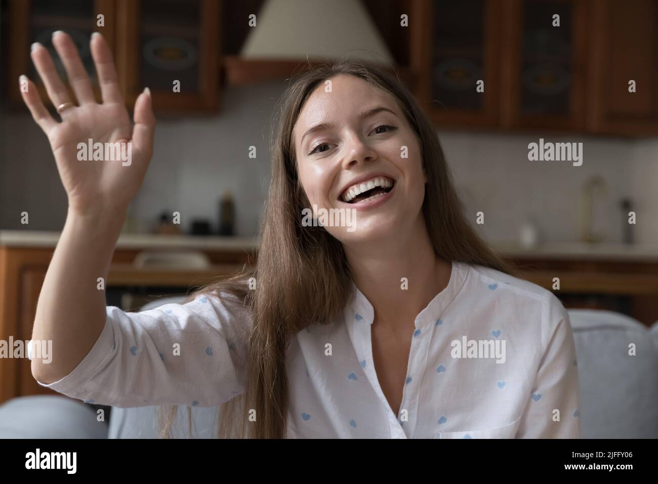 Jeune belle femme commence la communication par l'application d'appel vidéo Banque D'Images