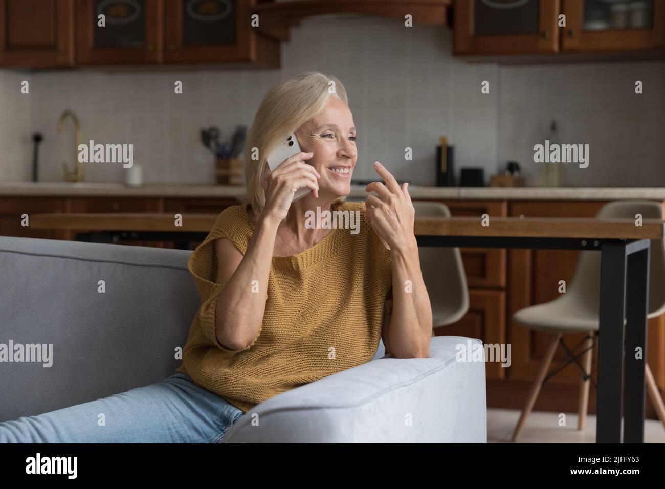 Une femme assez âgée aime parler sur son téléphone portable Banque D'Images