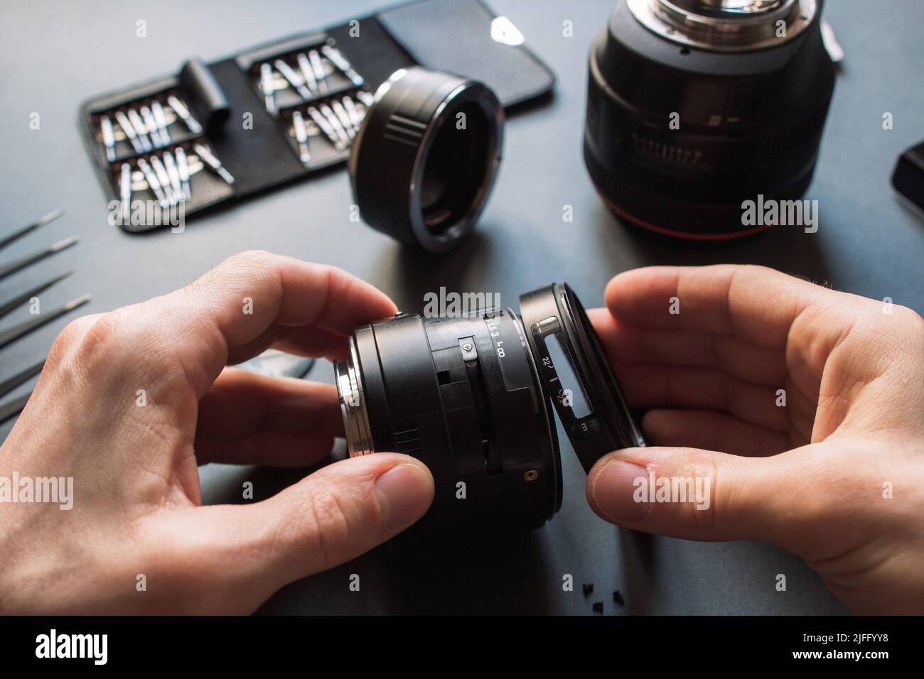 Kit de réparation d'objectif pour appareil photo. Technicien Banque D'Images