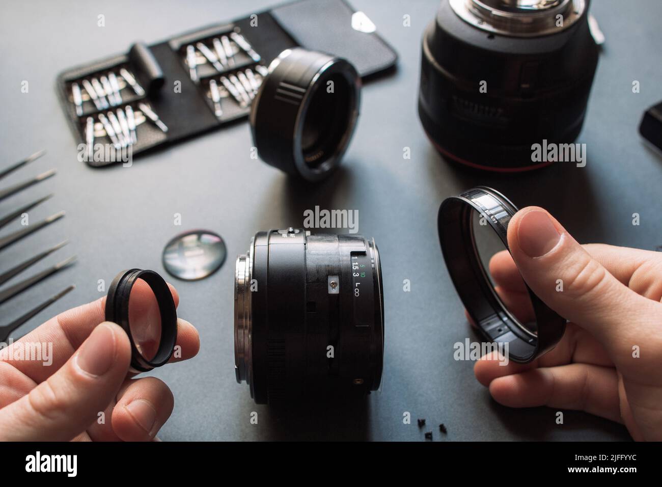 Kit de réparation d'objectif pour appareil photo. Technicien Banque D'Images