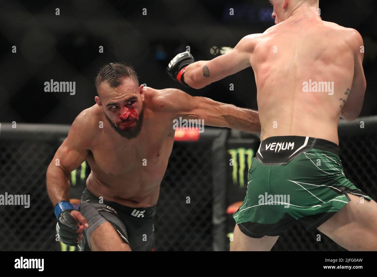 LAS VEGAS, NV - 2 JUILLET : (G-D) Gabriel Green pointait Ian Garry dans leur combat de poids-lourd à l'UFC 276 à l'aréna T-Mobile sur 2 juillet 2022 à Las Vegas, Nevada, États-Unis. (Photo par Alejandro Salazar/PxImages) Banque D'Images