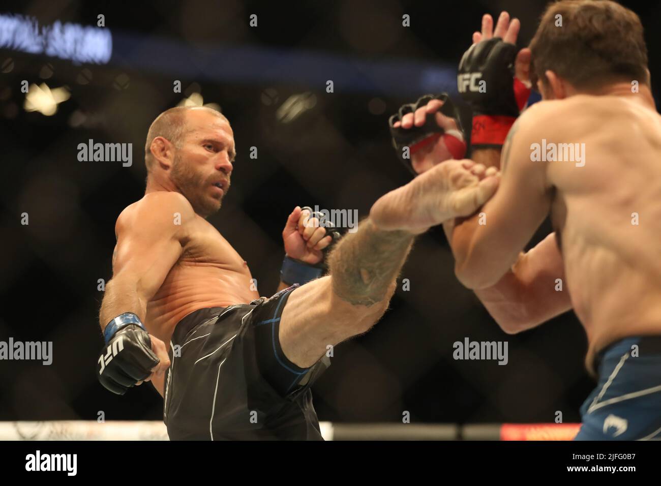 LAS VEGAS, NV - 2 JUILLET : (G-D) Donald Cerrone lance Jim Miller dans leur combat de poids-lourd à l'UFC 276 à l'aréna T-Mobile sur 2 juillet 2022 à Las Vegas, Nevada, États-Unis. (Photo par Alejandro Salazar/PxImages) Banque D'Images