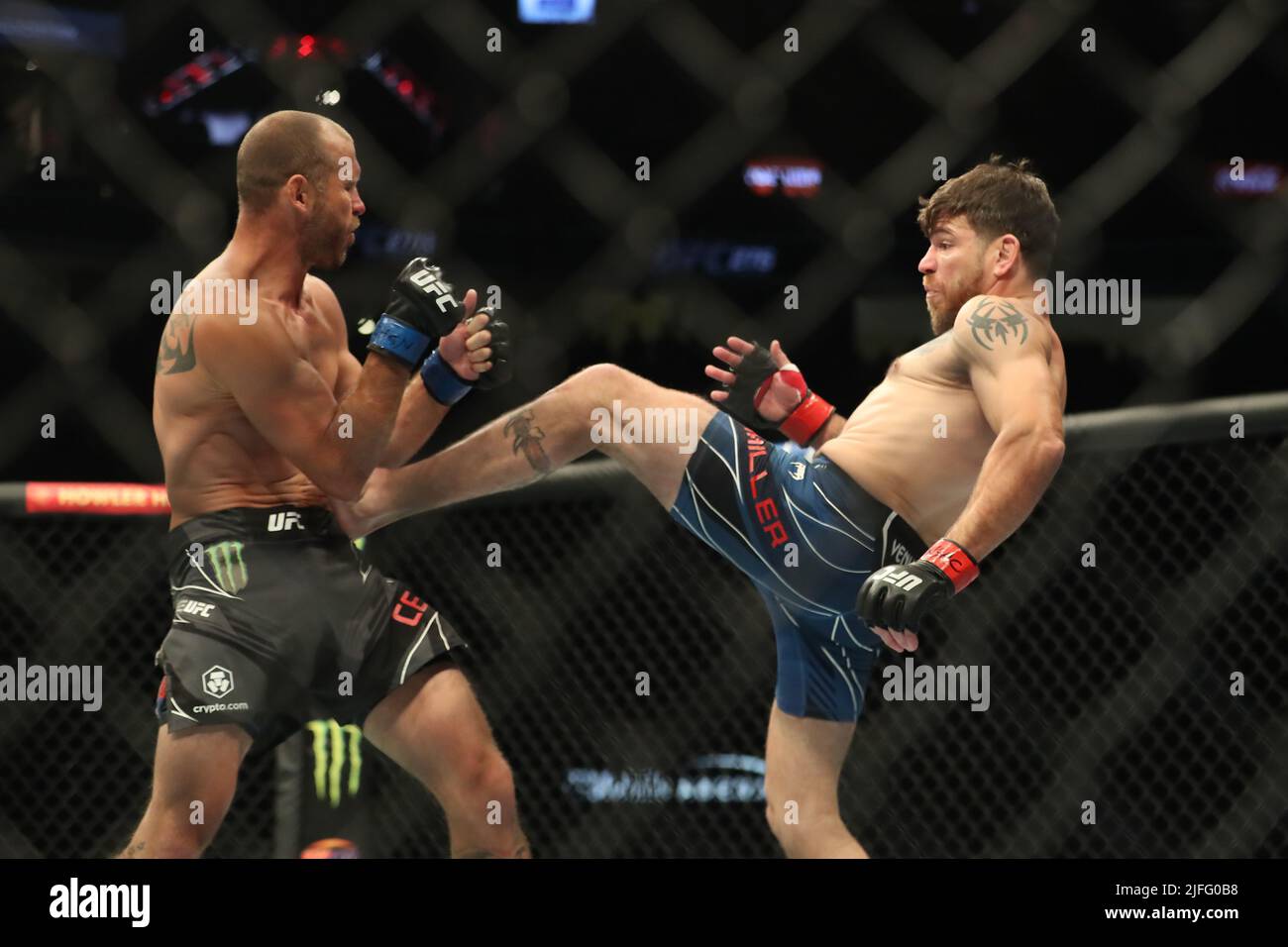 LAS VEGAS, NV - 2 JUILLET : (R-L) Jim Miller donne son coup de pied à Donald Cerrone dans leur combat de poids-lourd à l'UFC 276 à l'aréna T-Mobile sur 2 juillet 2022 à Las Vegas, Nevada, États-Unis. (Photo par Alejandro Salazar/PxImages) Banque D'Images