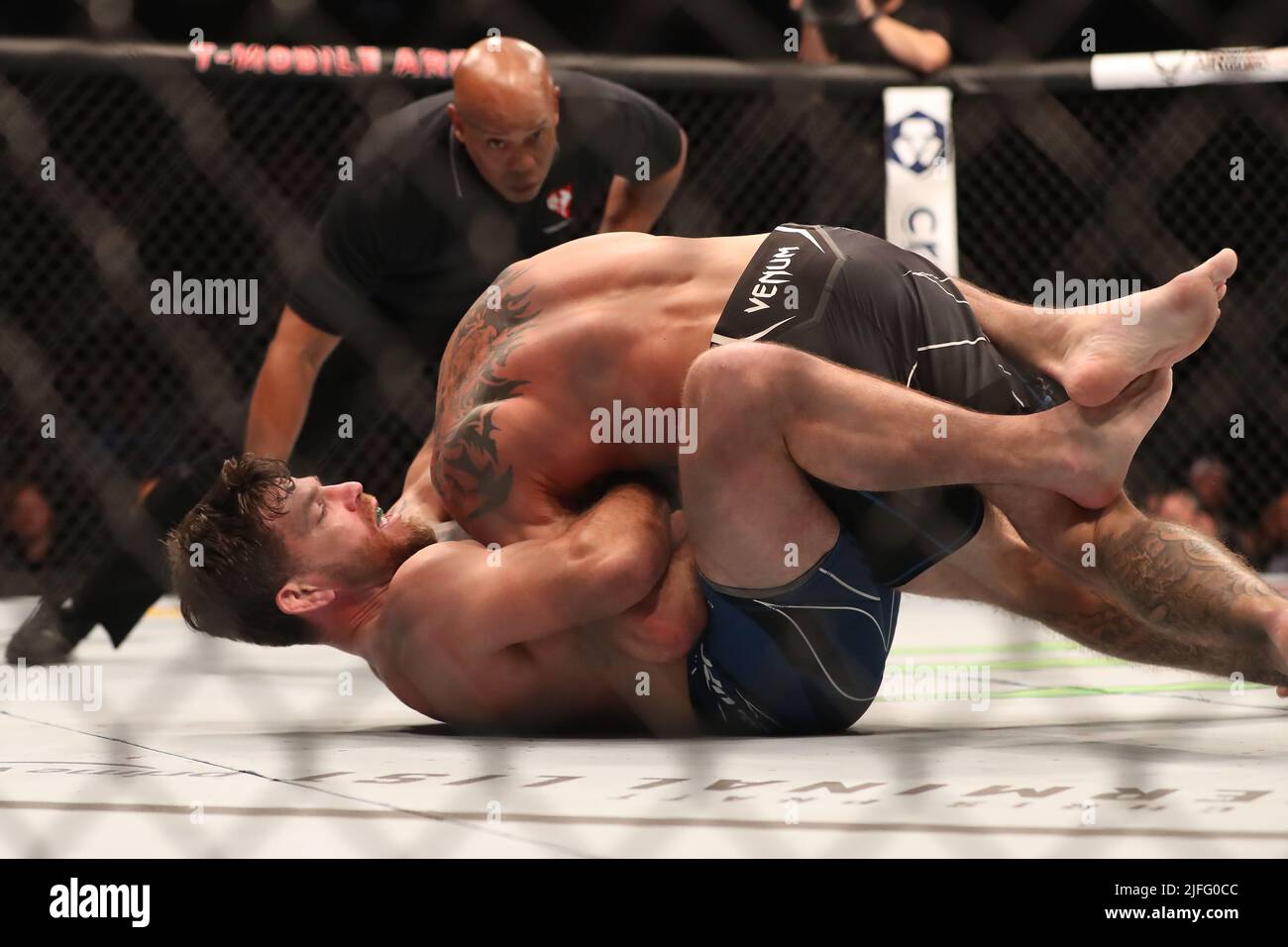 LAS VEGAS, NV - 2 JUILLET : (G-D) Jim Miller soumet Donald Cerrone dans leur combat de poids-lourd lors de l'événement UFC 276 à l'aréna T-Mobile sur 2 juillet 2022 à Las Vegas, Nevada, États-Unis. (Photo par Alejandro Salazar/PxImages) Banque D'Images
