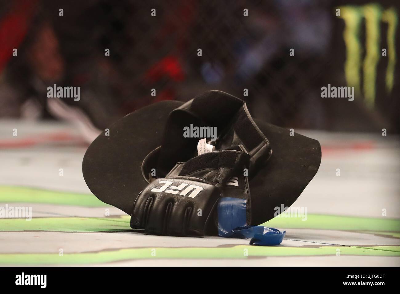 LAS VEGAS, NV - 2 JUILLET : le chapeau et le gant de Donald Cerrone sont vus après qu'il a annoncé la retraite de MMA pendant l'UFC 276 à l'aréna T-Mobile sur 2 juillet 2022 à Las Vegas, Nevada, États-Unis. (Photo par Alejandro Salazar/PxImages) Banque D'Images