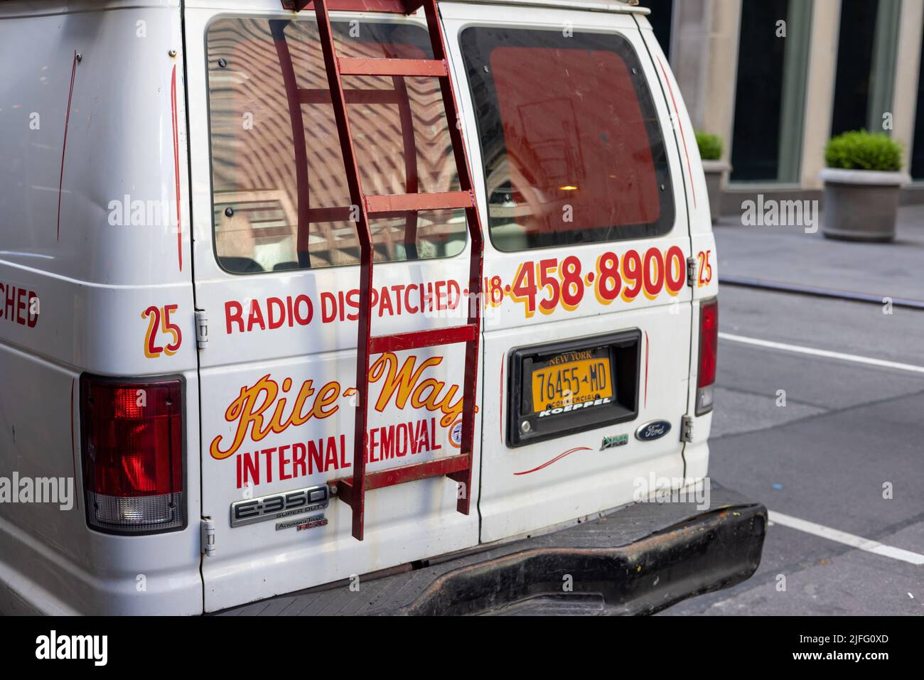 Une fourgonnette blanche Rite-Way Internal Removal stationnée dans une rue Banque D'Images