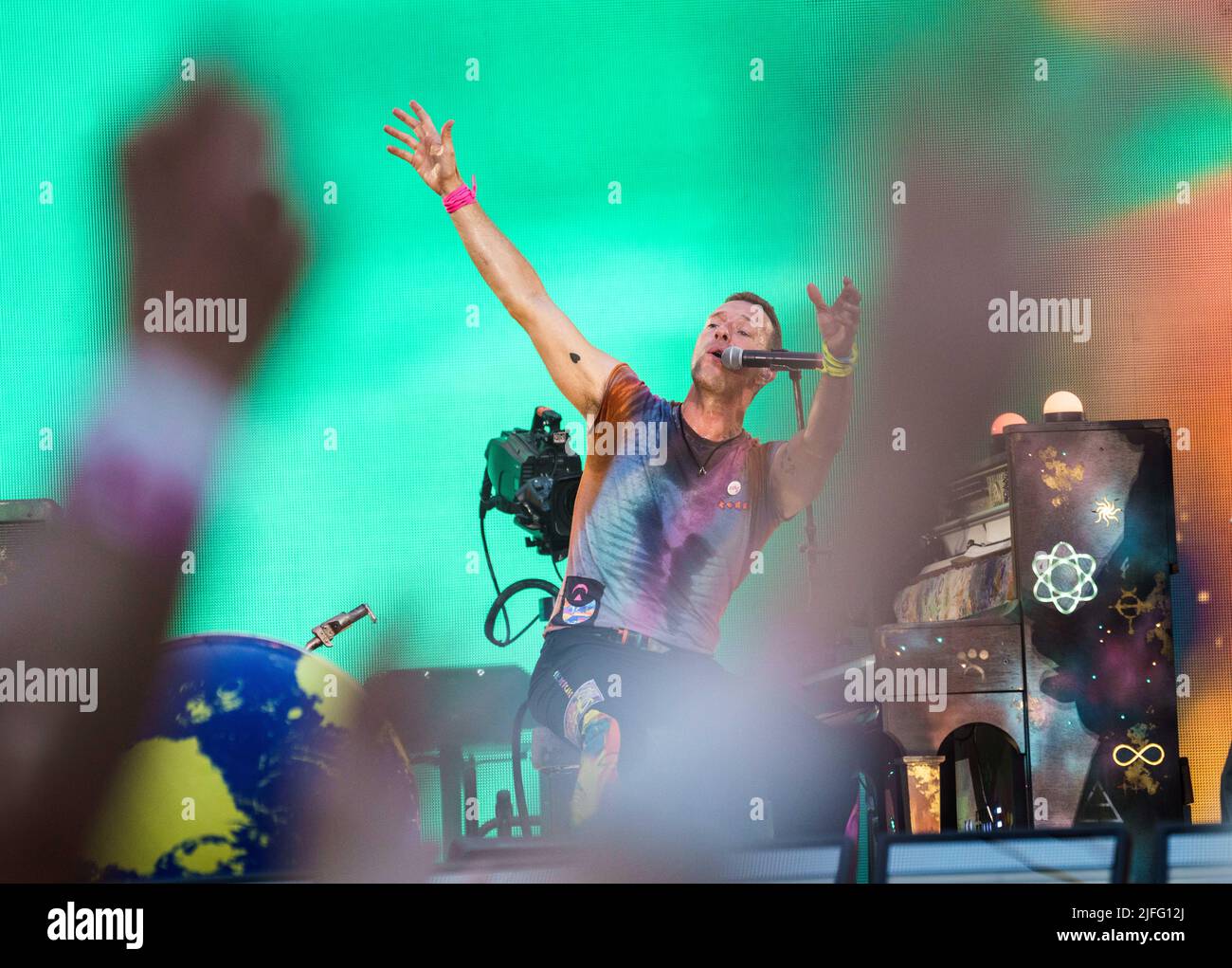 02 juillet 2022, Hessen, Francfort-sur-le-main : Chris Martin, chant, piano, guitare rythmique, assis au piano. Le groupe de rock Coldplay donne un concert à 'Deutsche Bank Park'. C'est le premier concert en Allemagne du 'Music of the Spheres World Tour'. Photo: Andreas Arnold/dpa - ATTENTION: Seulement pour usage éditorial en relation avec la couverture du groupe Coldplay Banque D'Images