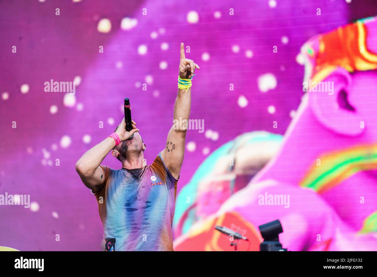 02 juillet 2022, Hessen, Francfort-sur-le-main : Chris Martin, chant, piano, guitare rythmique, est sur scène. Le groupe de rock Coldplay donne un concert dans le 'Deutsche Bank Park'. C'est le premier concert en Allemagne du 'Music of the Spheres World Tour'. Photo: Andreas Arnold/dpa - ATTENTION: Seulement pour usage éditorial en relation avec la couverture du groupe Coldplay Banque D'Images