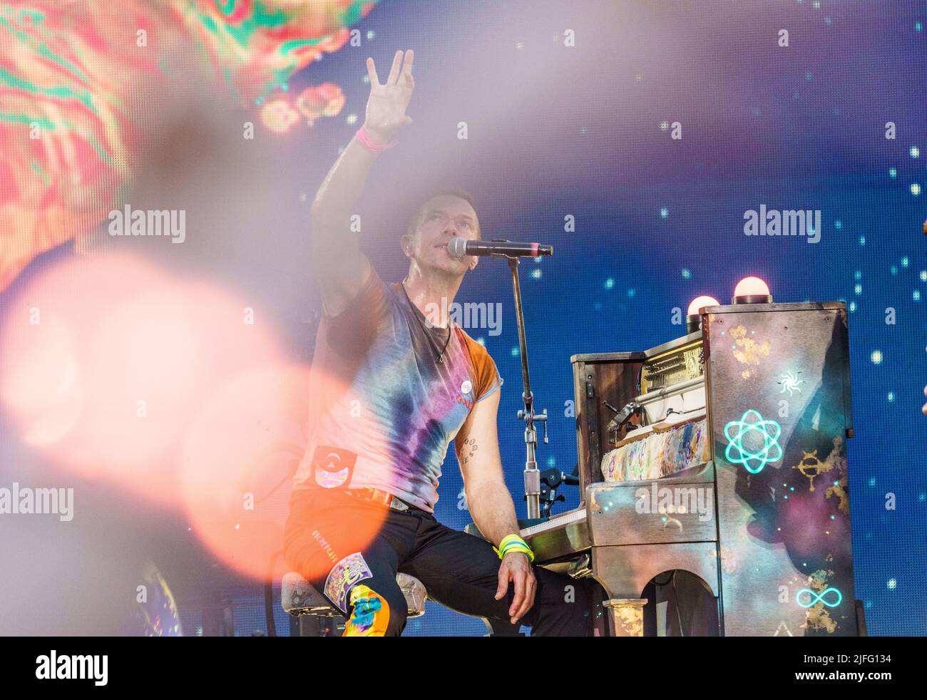 02 juillet 2022, Hessen, Francfort-sur-le-main : Chris Martin, chant, piano, guitare rythmique, assis au piano. Le groupe de rock Coldplay donne un concert à 'Deutsche Bank Park'. C'est le premier concert en Allemagne du 'Music of the Spheres World Tour'. Photo: Andreas Arnold/dpa - ATTENTION: Seulement pour usage éditorial en relation avec la couverture du groupe Coldplay Banque D'Images