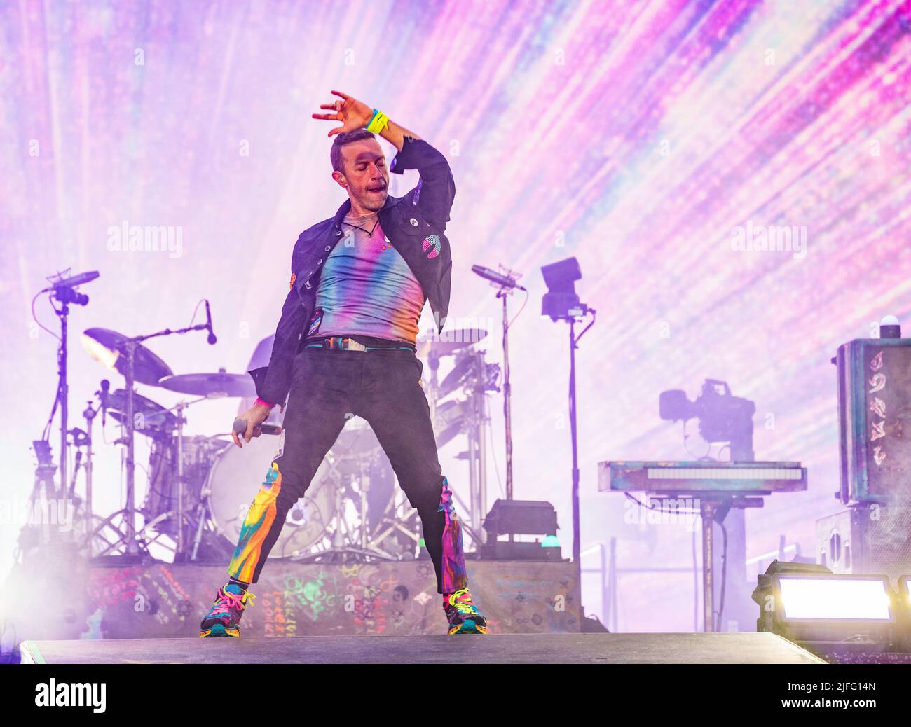 02 juillet 2022, Hessen, Francfort-sur-le-main : Chris Martin, chant, piano, guitare rythmique, est sur scène. Le groupe de rock Coldplay donne un concert dans le 'Deutsche Bank Park'. C'est le premier concert en Allemagne du 'Music of the Spheres World Tour'. Photo: Andreas Arnold/dpa - ATTENTION: Seulement pour usage éditorial en relation avec la couverture du groupe Coldplay Banque D'Images