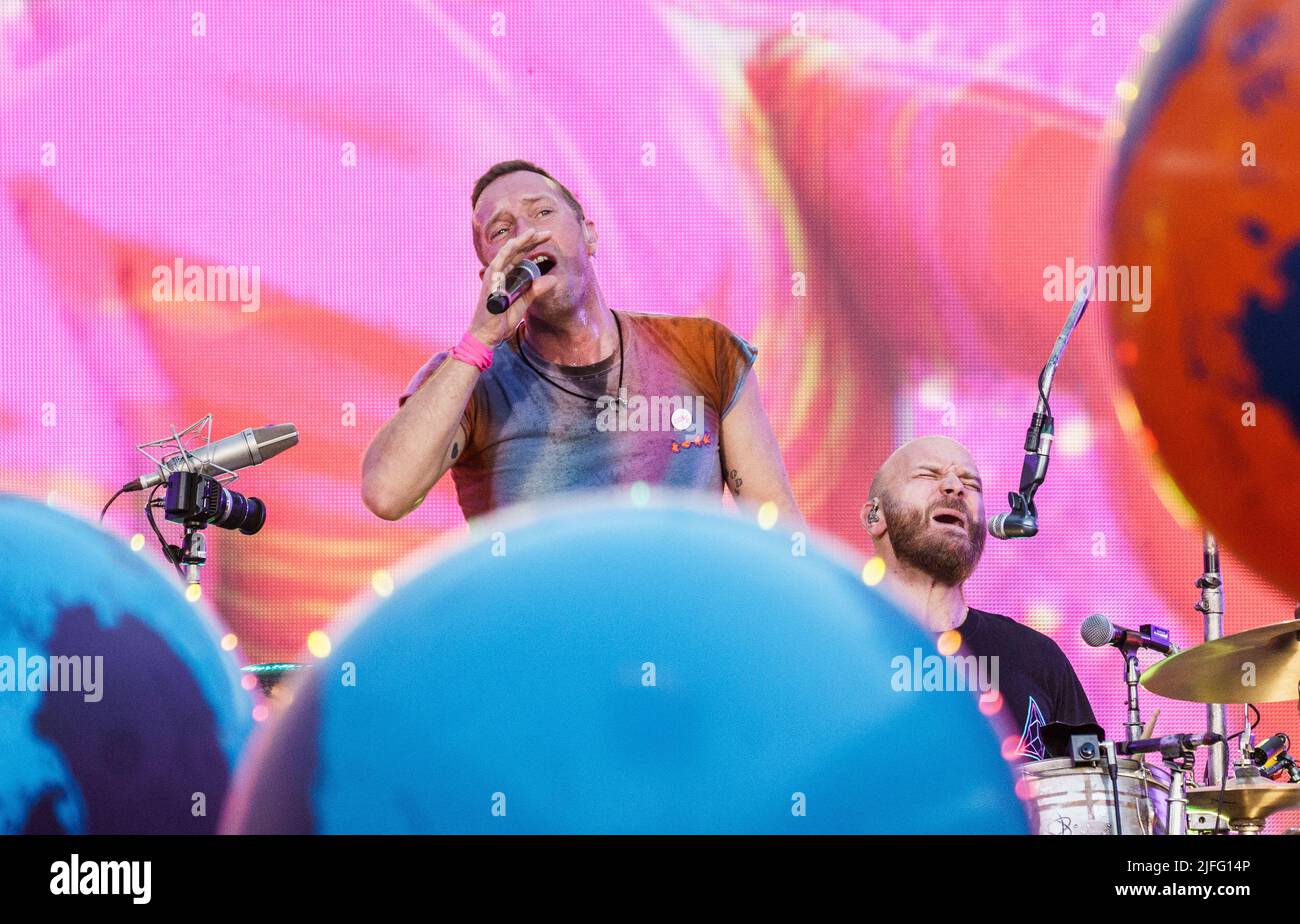 02 juillet 2022, Hessen, Francfort-sur-le-main : Chris Martin, chant, piano, guitare rythmique, est sur scène. Le groupe de rock Coldplay donne un concert dans le 'Deutsche Bank Park'. C'est le premier concert en Allemagne du 'Music of the Spheres World Tour'. Photo: Andreas Arnold/dpa - ATTENTION: Seulement pour usage éditorial en relation avec la couverture du groupe Coldplay Banque D'Images