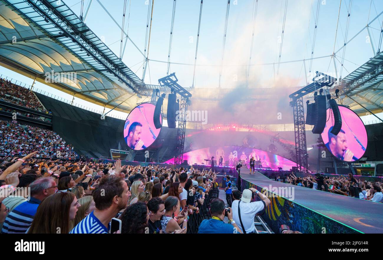 02 juillet 2022, Hessen, Francfort-sur-le-main : Chris Martin, chant, piano, guitare rythmique, est sur scène et peut également être vu sur des projections. Le groupe de rock Coldplay donne un concert dans le 'Deutsche Bank Park'. C'est le premier concert en Allemagne du 'Music of the Spheres World Tour'. Photo: Andreas Arnold/dpa - ATTENTION: Seulement pour usage éditorial en relation avec la couverture du groupe Coldplay Banque D'Images