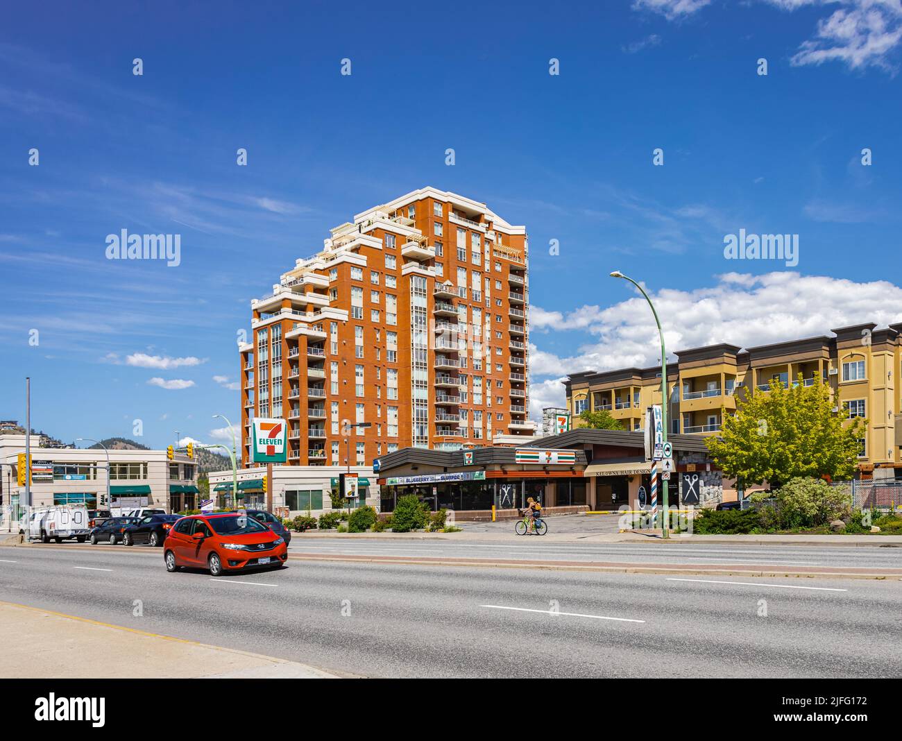 Centre-ville Kelowna C.-B. Canada. Immeubles et nouveaux bâtiments. Appartements modernes. Vue sur un trafic sur une rue de Kelowna-7 juin, 2022 Banque D'Images