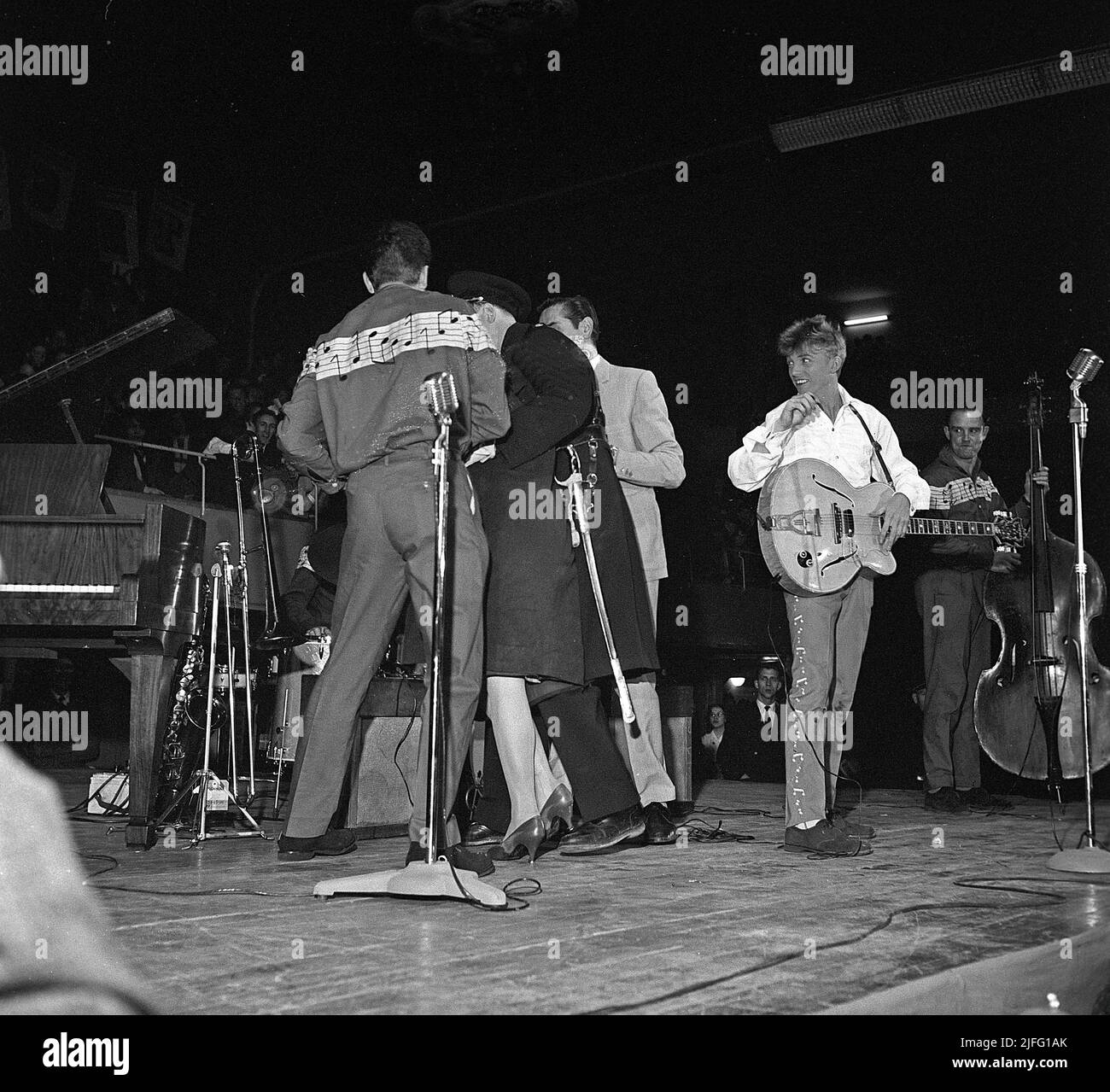 Tommy Steele. Artiste anglais considéré comme la première star de l'idole et du rock and roll de Grande-Bretagne. Né en décembre 17 1936. Photo prise lorsqu'il a joué à Stockholm Suède 19 avril 1958. Une femme du public a pris une chance de courir sur scène pour lui donner un hidol un câlin, et est bientôt retiré de la scène par un policier. Banque D'Images