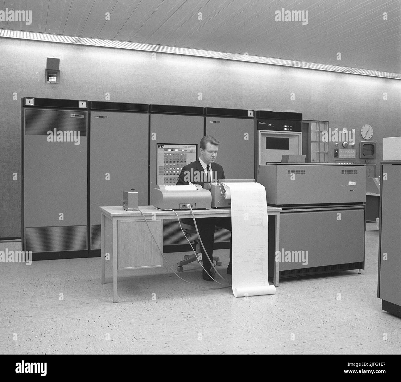 Dans le 1960s. Intérieur d'une salle avec des ordinateurs et des personnes sur le travail des manipuler et d'enregistrer et de lire l'information. L'ordinateur central est un IBM 360. IBM System 360 a souvent été vu dans la série télévisée américaine Mad Men. Photo prise 1965 Kristoffersson ref DY125-6 Banque D'Images