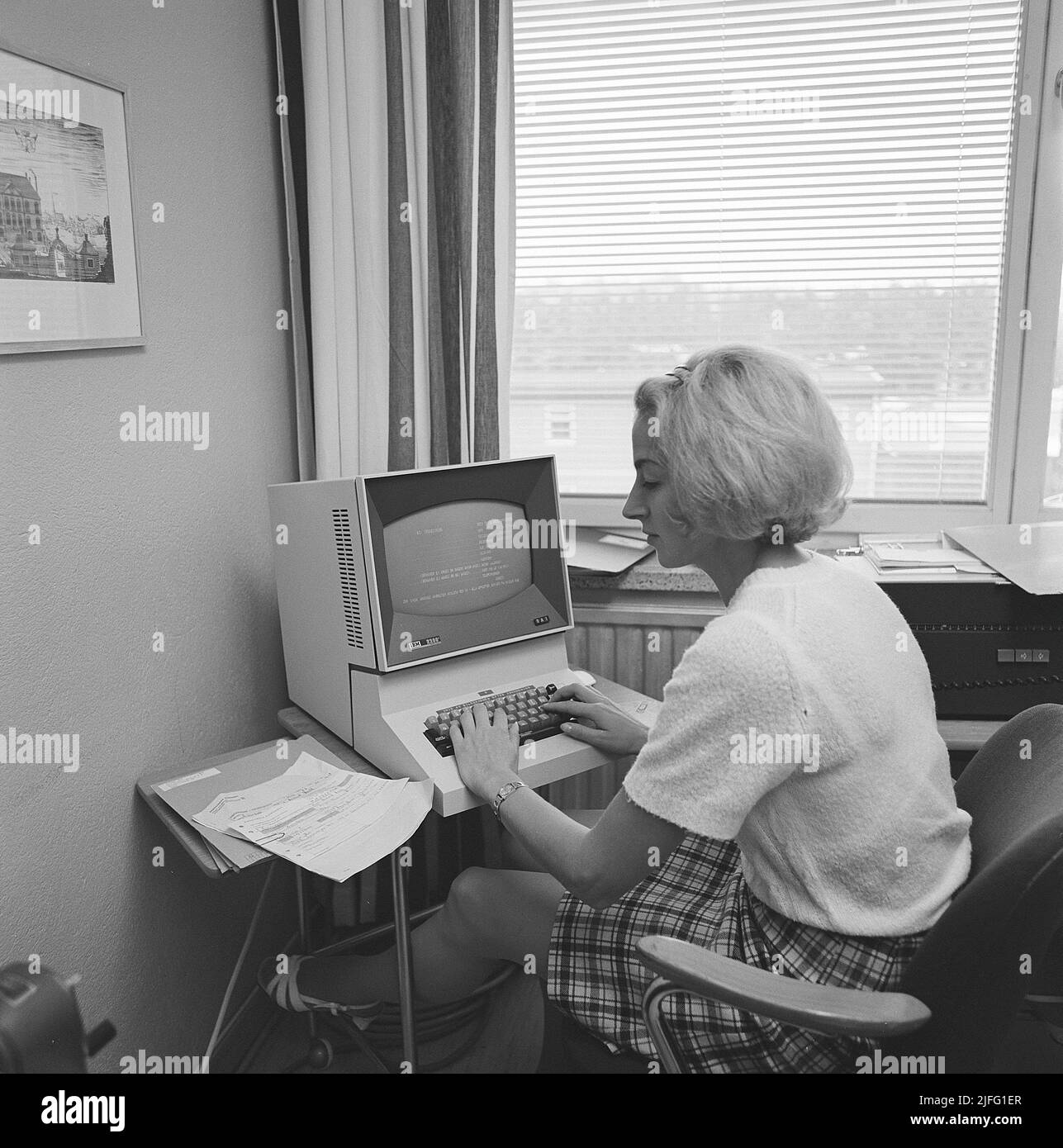 Le bureau sans papier. Un slogan destiné à décrire le bureau de l'avenir. Elle a été facilitée par la vulgarisation de terminaux d'affichage vidéo comme celui-ci, l'IBM 2260. Le terme bureau sans papier suggère que peu ou aucun document imprimé est utilisé, l'information est plutôt numérisée. Photo prise 1969 Kristoffersson ref EB10-5 Banque D'Images