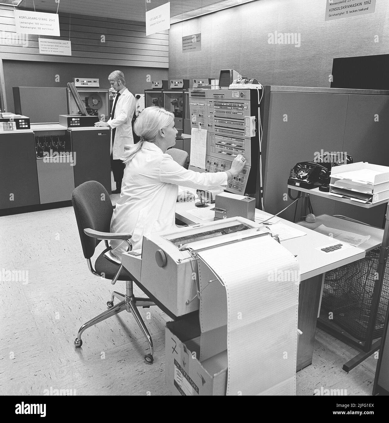 Dans le 1960s. Intérieur d'une salle avec des ordinateurs et des personnes sur le travail des manipuler et d'enregistrer et de lire l'information. Photo prise 1969 Kristoffersson ref EB11-12 Banque D'Images