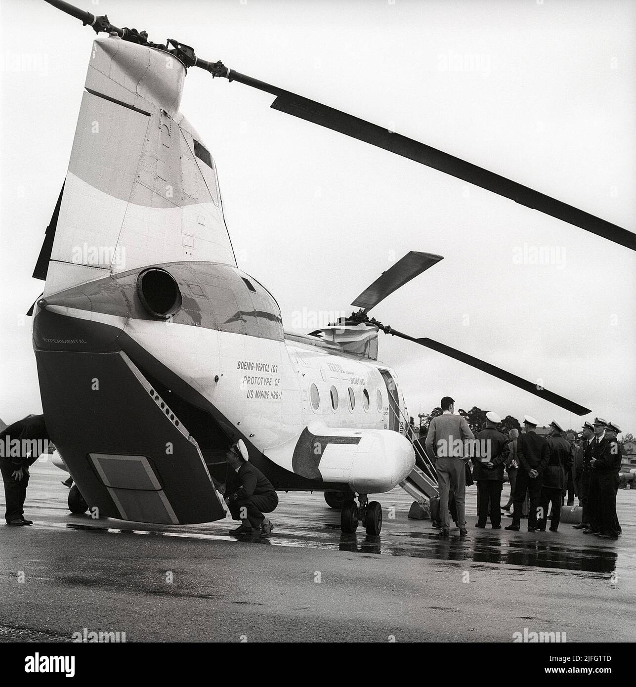 Histoire de l'hélicoptère. Le Boeing Vertol 107, également appelé HKP 4. Hélicoptère développé par la société américaine Vertol qui a été passionné par Boeing qui a commencé la production de lui 1956. Les forces armées américaines ont commencé à l'utiliser sous le nom de CH-46 Sea Knight. L'armée suédoise a acquis 22 unités de l'hélicoptère avec la première livraison 1963 lorsque la photo est prise. Ils étaient primaires d'usad pour la recherche et la chasse sous-marine. Suède 1963. Réf. Kristoffersson CU26-1 CU26,27,28 Banque D'Images