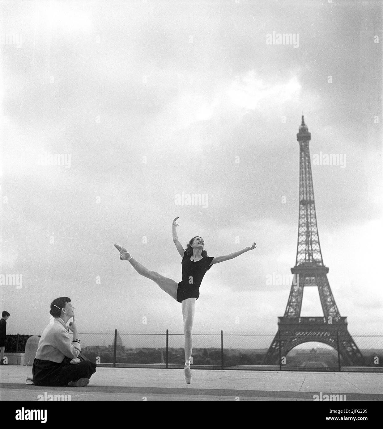 Ballerine à Paris 1952. Ellen Rasch, 1920-2015 photographiée à Paris dans sa tenue de danse debout sur ses orteils avec la Tour Eiffel en arrière-plan. À la gauche actrice Anita Björk la regardant. TParis 1952 Kristoffersson réf. BD26-2 Banque D'Images