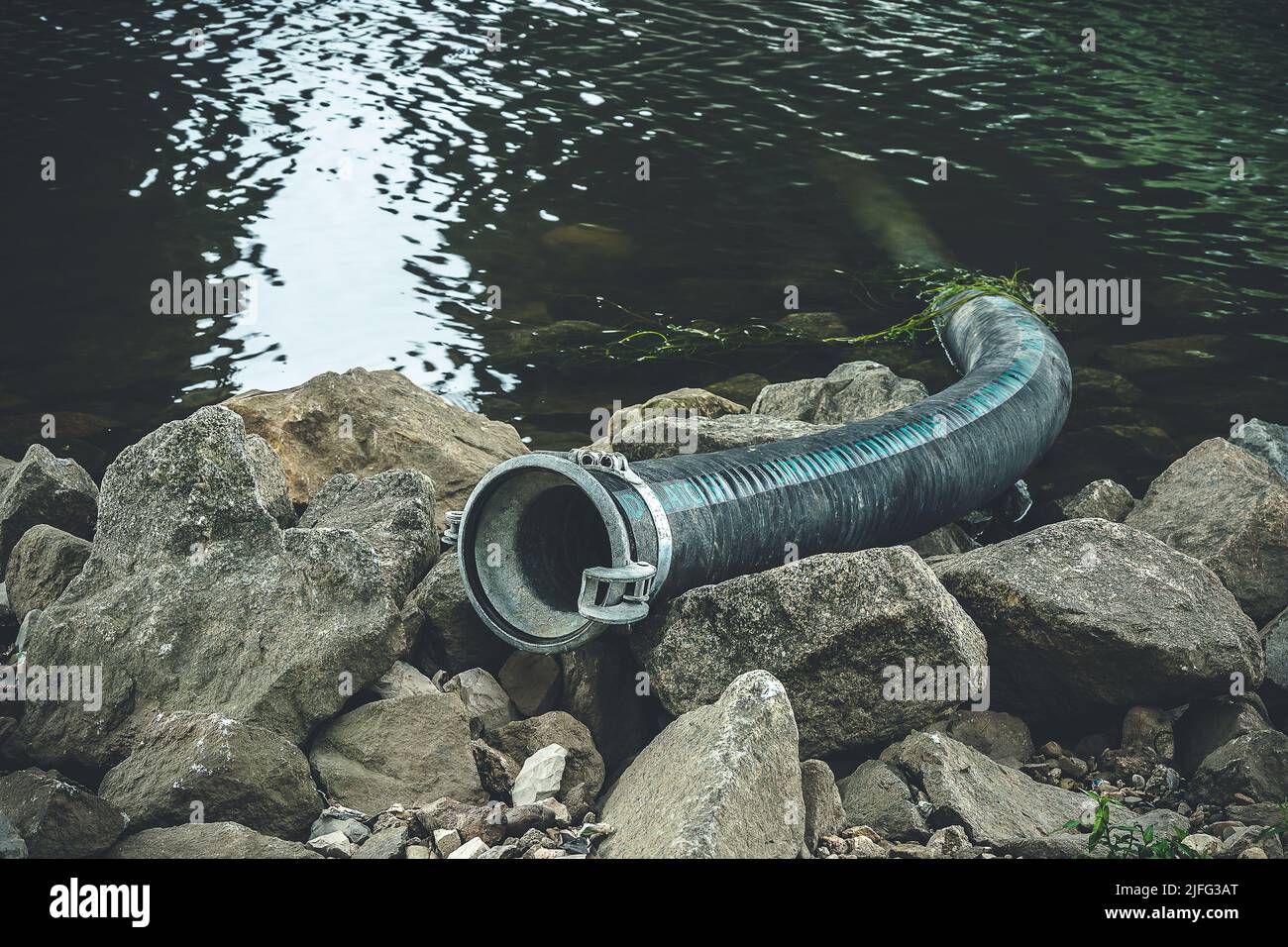 Un pipeline dépasse du Danube à Ratisbonne jusqu'à la rive Banque D'Images