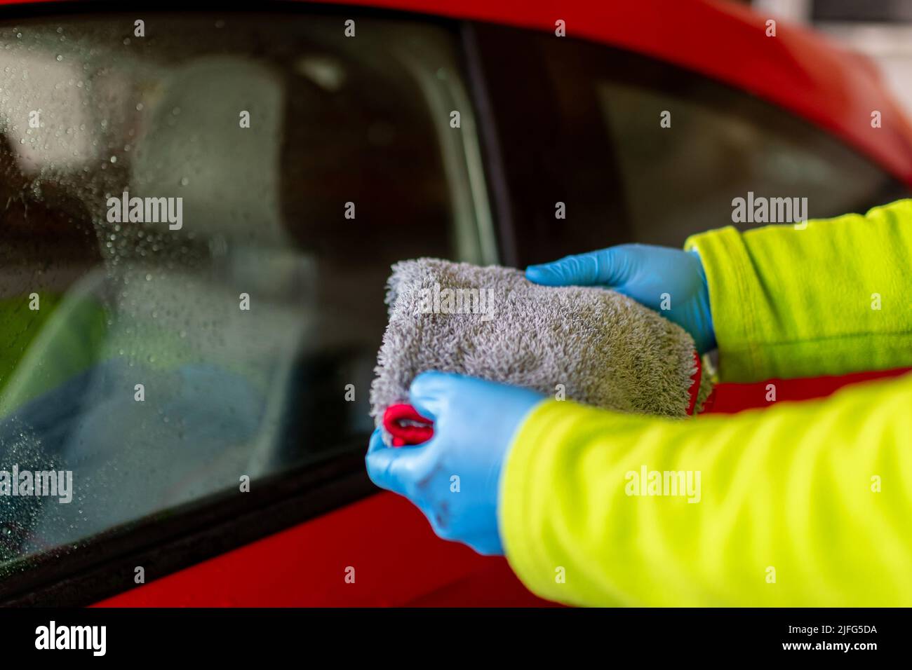 nettoyage et séchage du véhicule avec un chiffon en microfibre Banque D'Images
