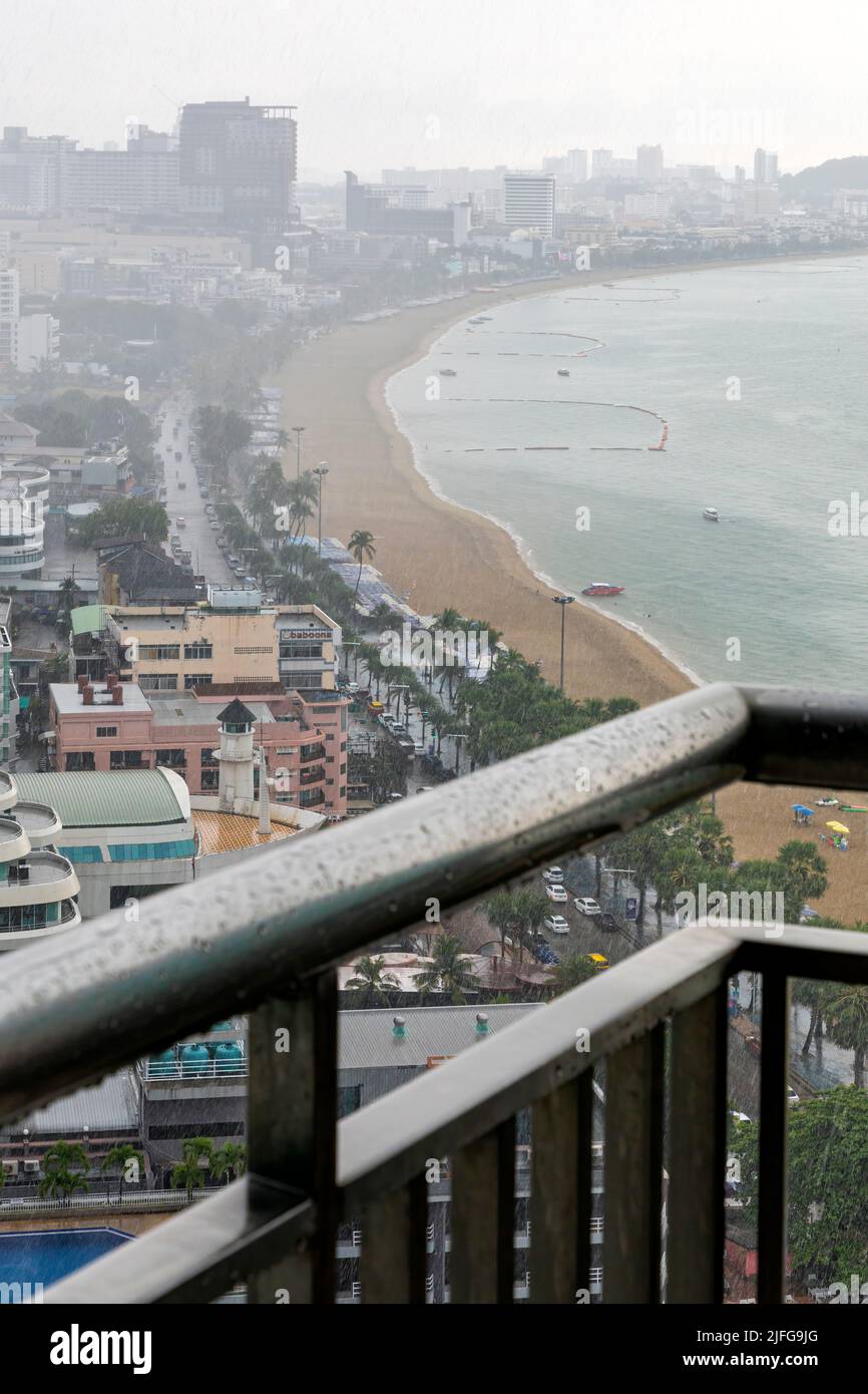 Vue sur la plage depuis le balcon sous une forte pluie, Pattaya, Chon Buri, Thaïlande Banque D'Images