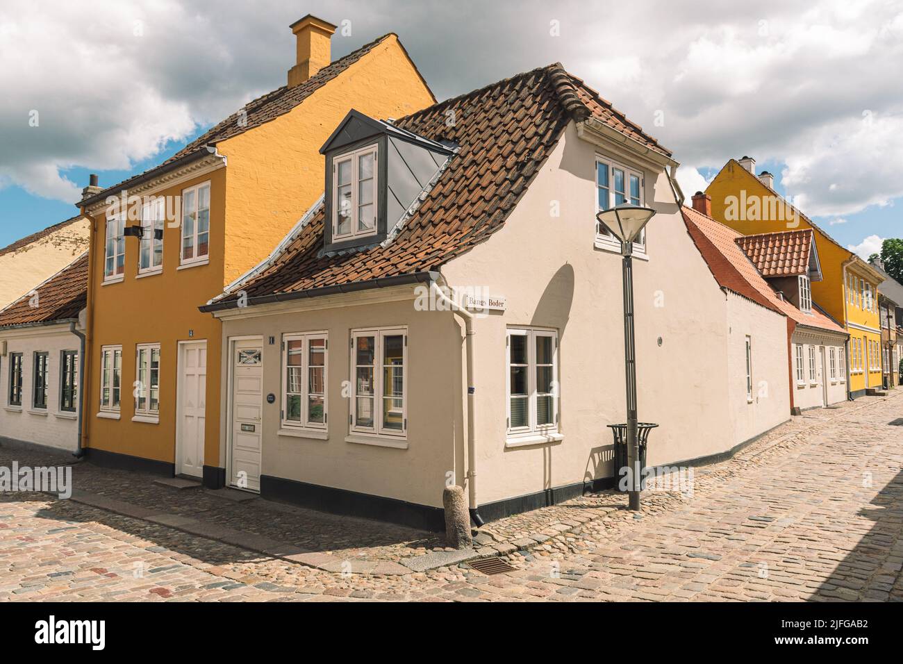 Belles vieilles maisons traditionnelles dans la vieille ville d'Odense, Danemark, Europe avec des gens avec des feux de rue Banque D'Images