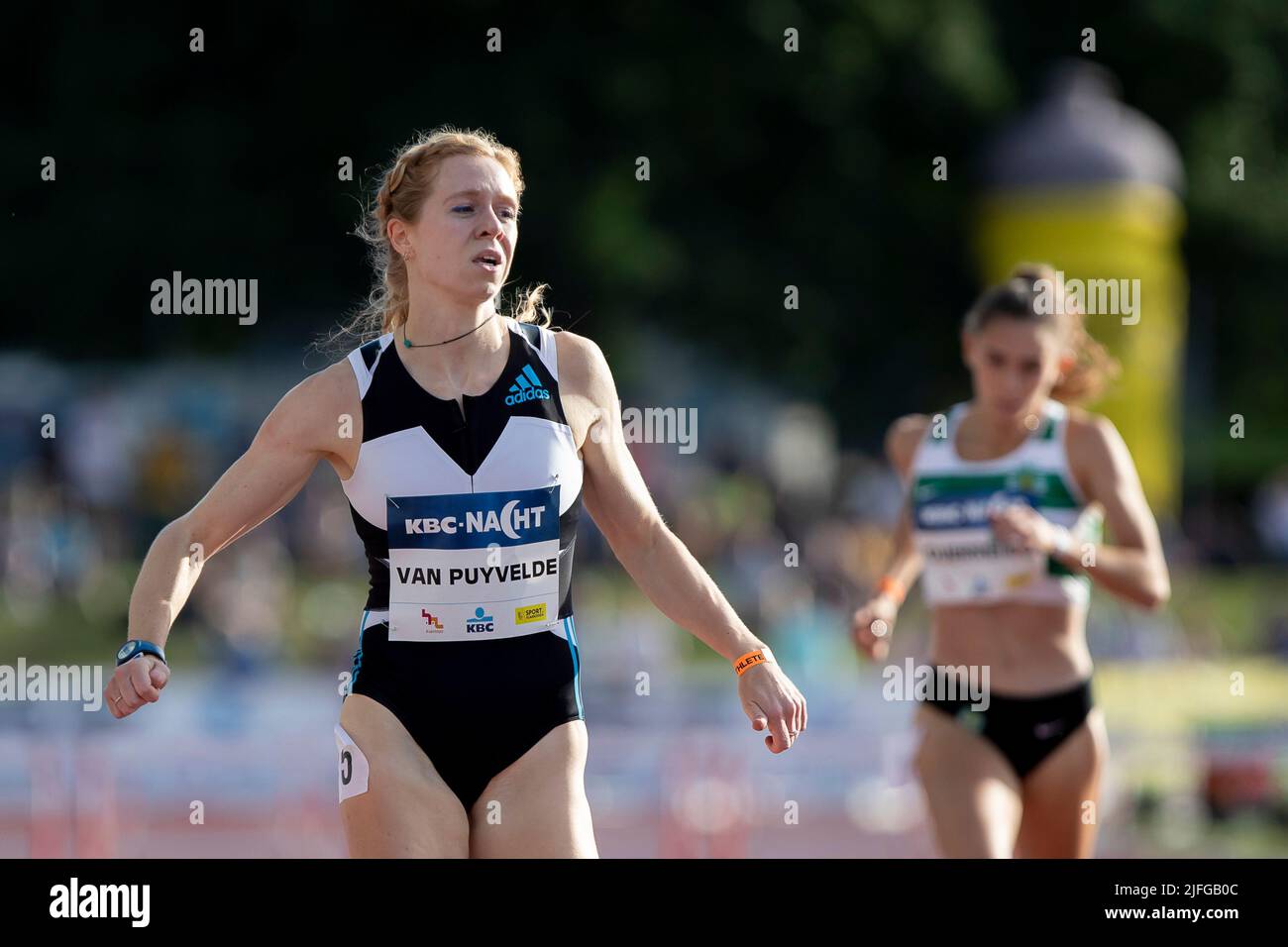 Belge Margo Van Puyvelde photographié en action pendant la course féminine de 400m haies, lors de la rencontre d'athlétisme 'KBC Nacht van de Atletiek' à Heusden-Zolder, le samedi 02 juillet 2022. BELGA PHOTO KRISTOF VAN ACCOM Banque D'Images