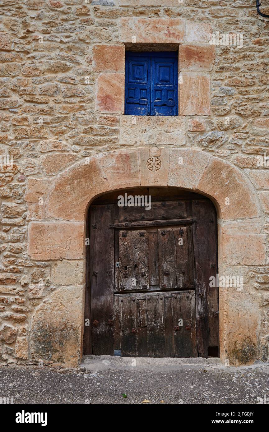 Façade en pierre avec ancienne porte en bois à Pesquera de Ebro, Burgos, Espagne, Europe Banque D'Images