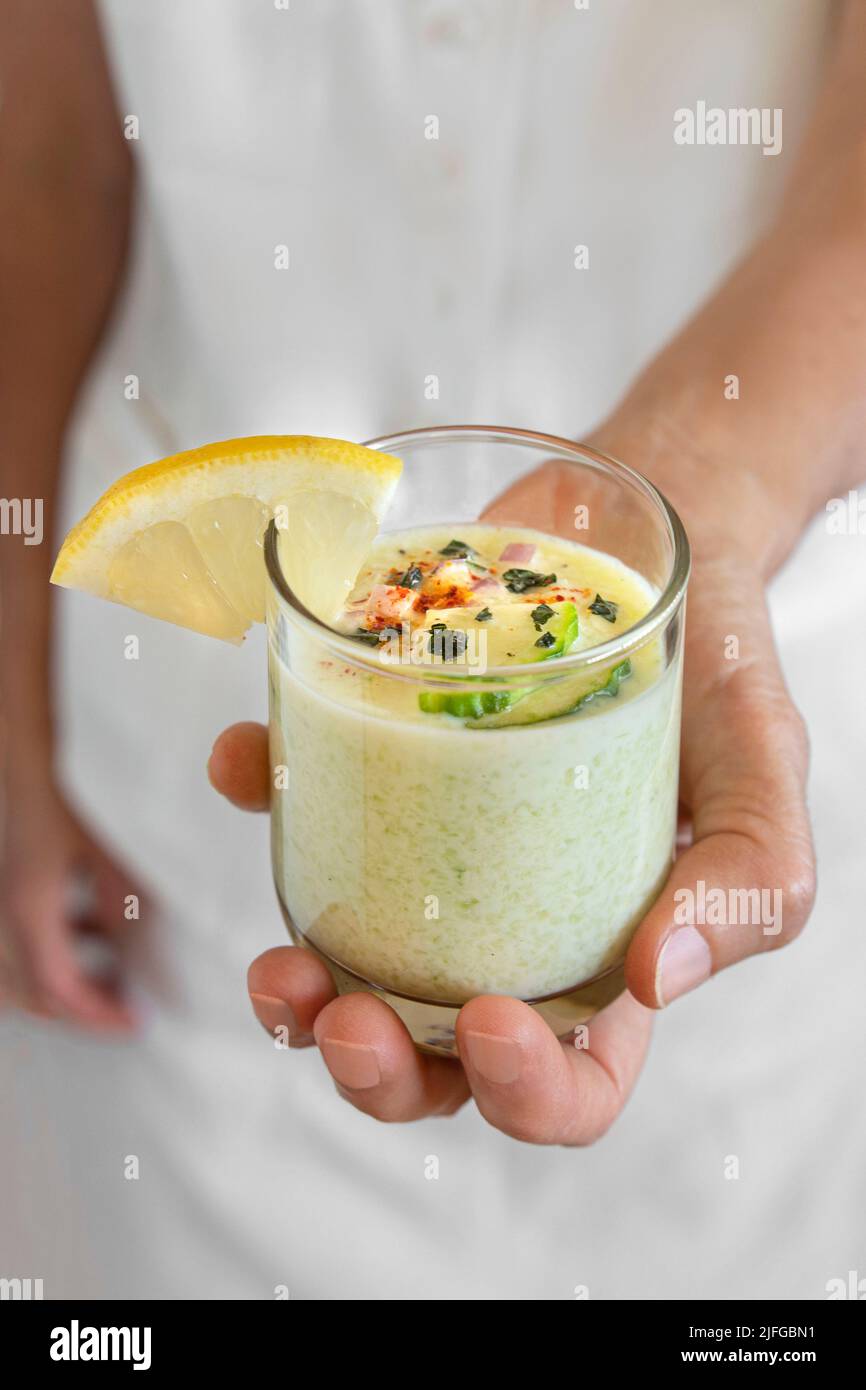 Soupe froide de concombre aux épices Banque D'Images
