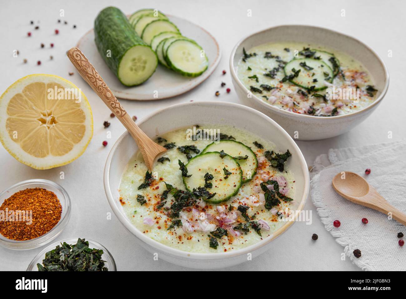 Soupe froide de concombre aux épices Banque D'Images