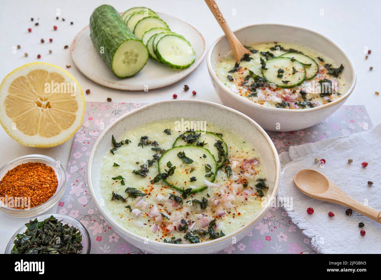 Soupe froide de concombre aux épices Banque D'Images