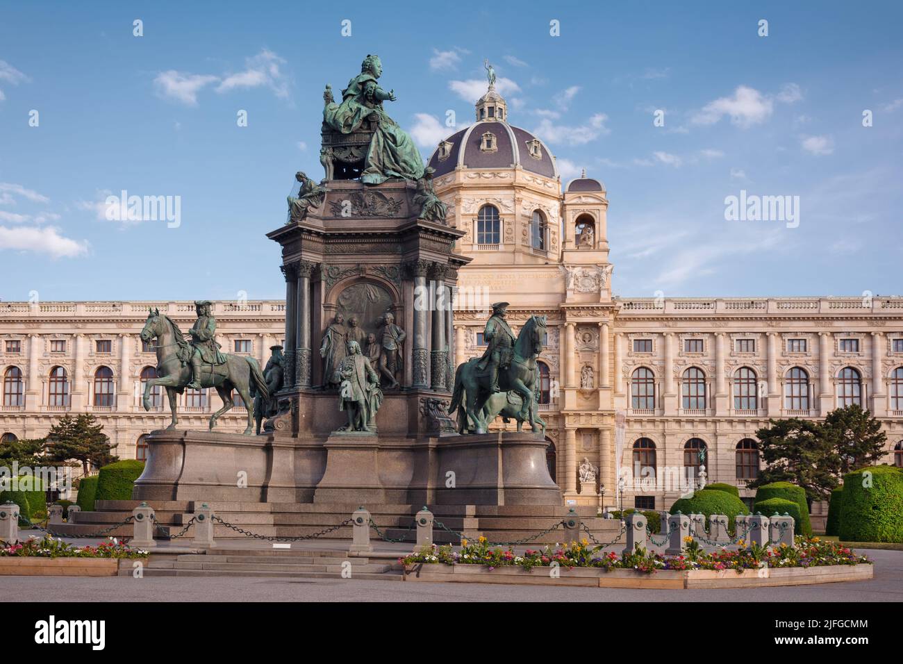 La place publique Maria-Theresien-Platz ou Maria Theresa à Vienne, en Autriche, en arrière-plan du musée d'histoire Banque D'Images