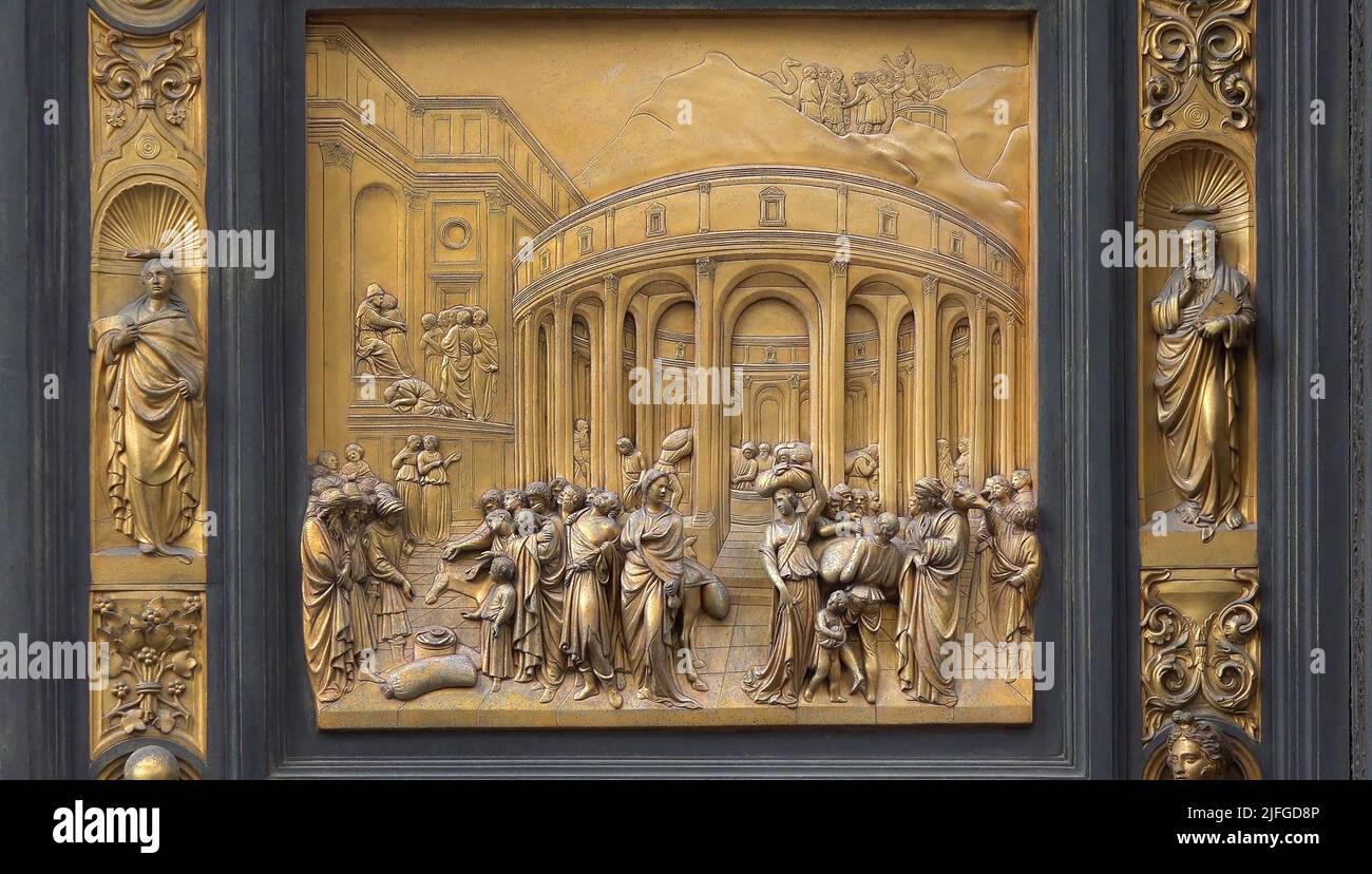 Détails de la porte du Paradiso dans le Baptistère de la cathédrale de