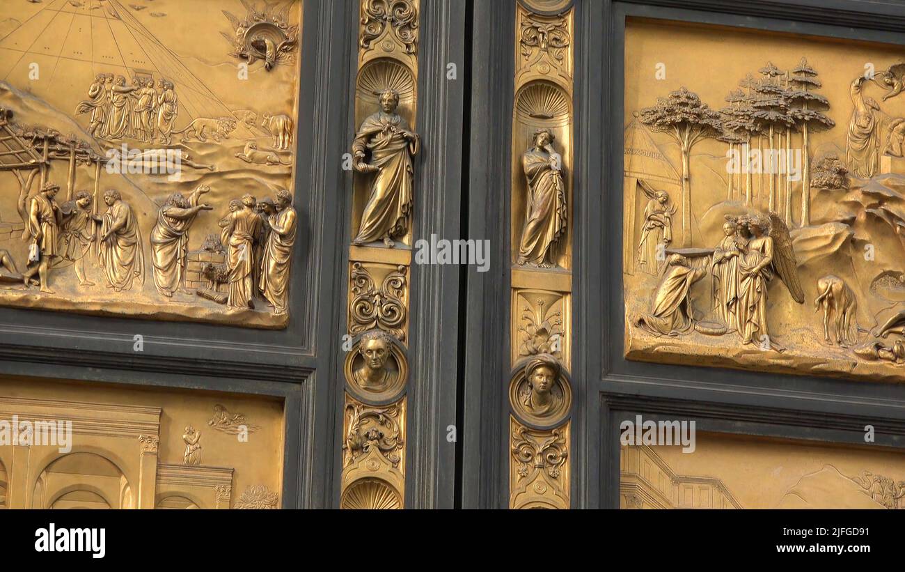 Détails de la porte du Paradiso dans le Baptistère de la cathédrale de