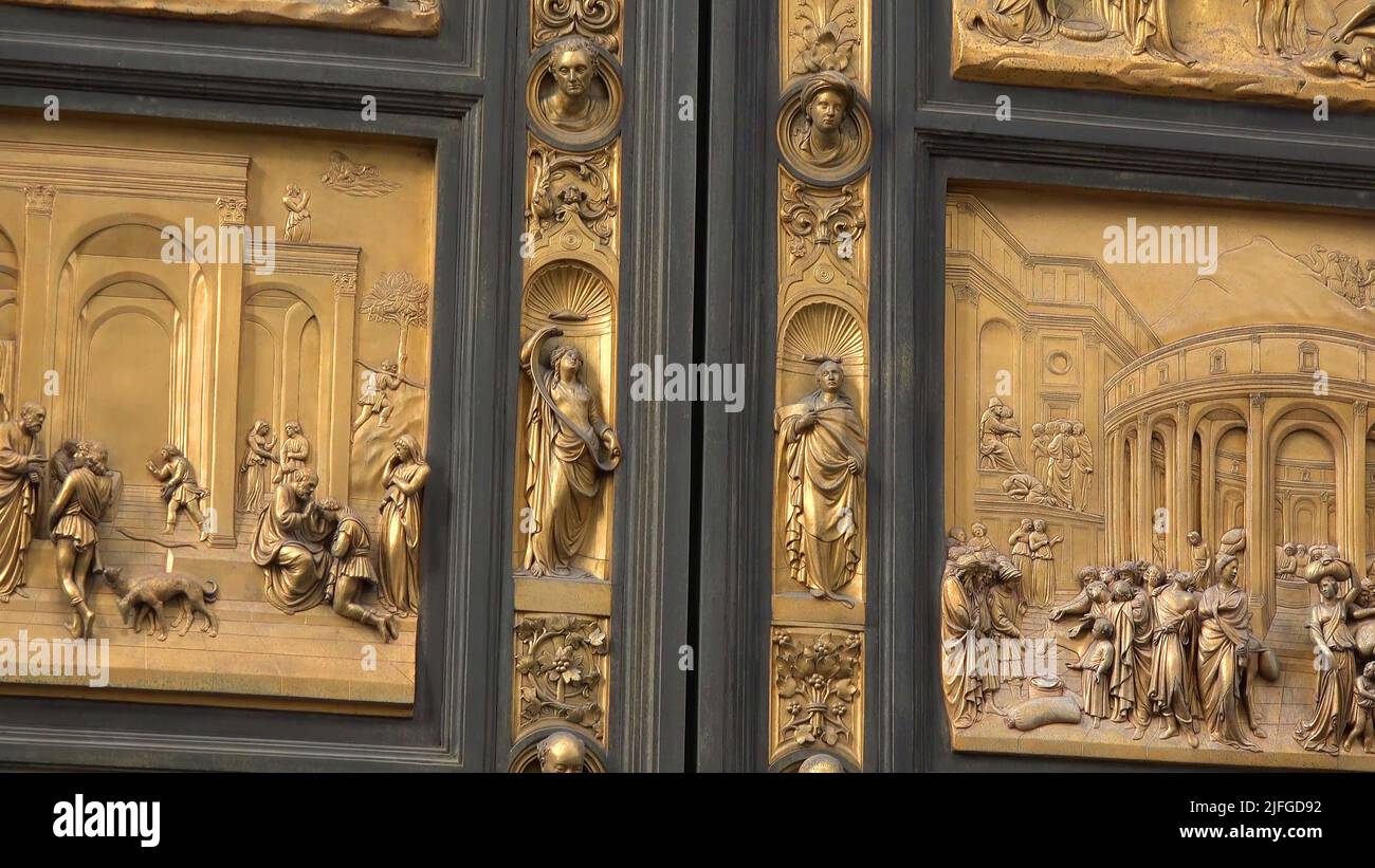 Détails de la porte du Paradiso dans le Baptistère de la cathédrale de