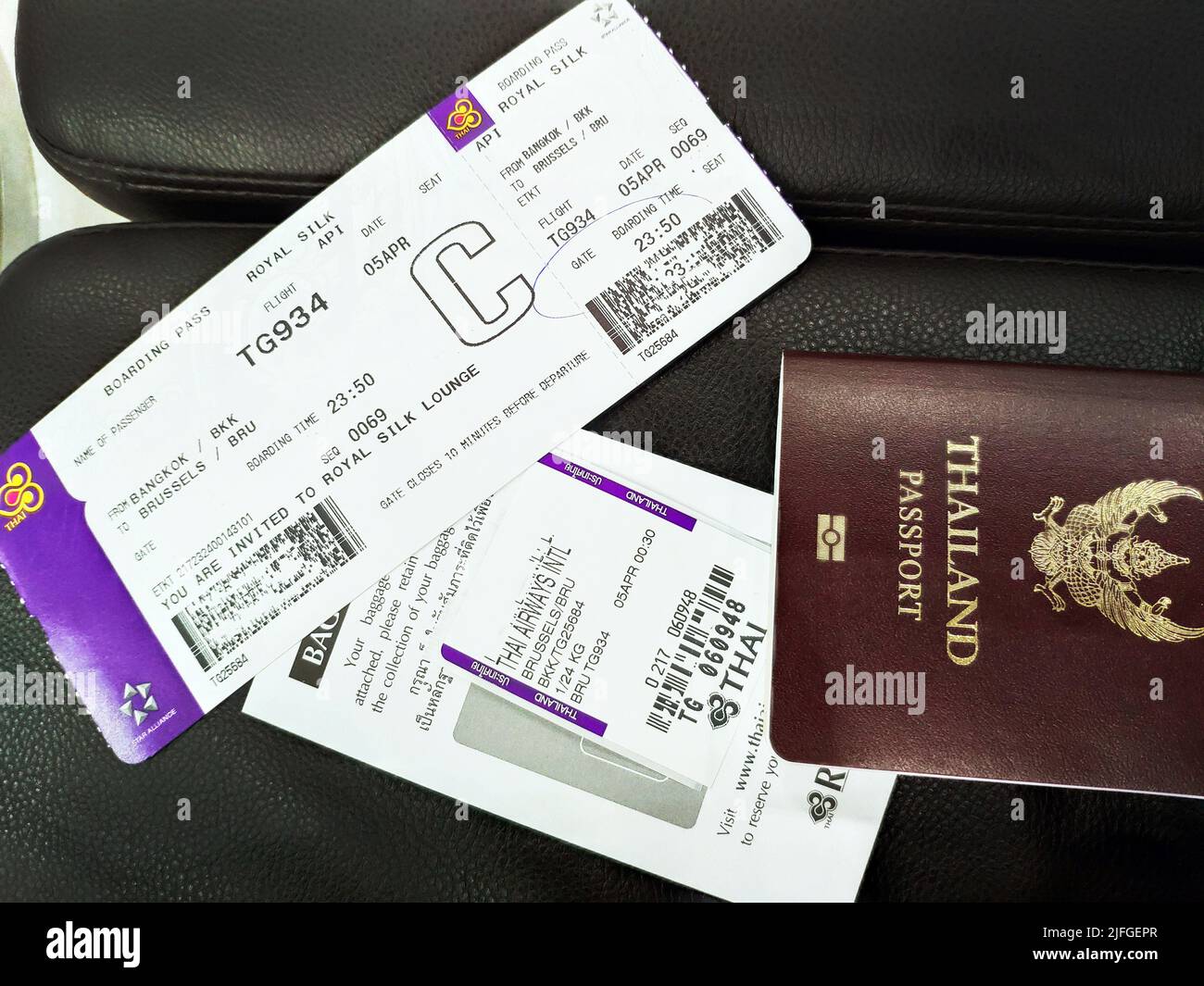 5 avril 2019 : passeport thaïlandais avec carte d'embarquement Royal Silk classe affaires de Thai Airways pour aller à Bruxelles à l'aéroport de Bangkok, édition uniquement Banque D'Images