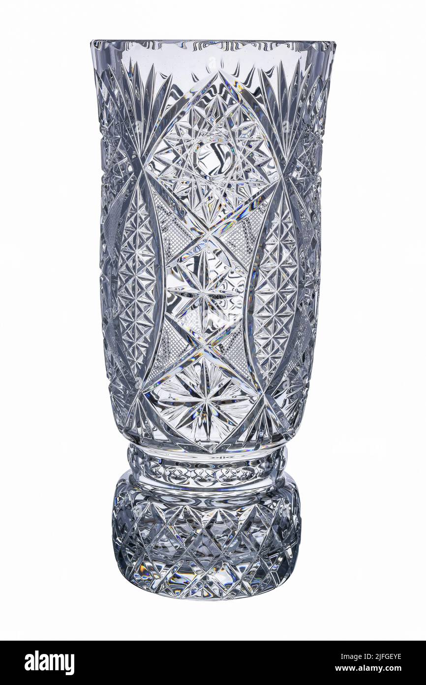 Vase transparent en verre transparent à facettes avec motif de sculpture isolé sur fond blanc. Article vintage utilisé pour les fleurs et la décoration intérieure. Banque D'Images