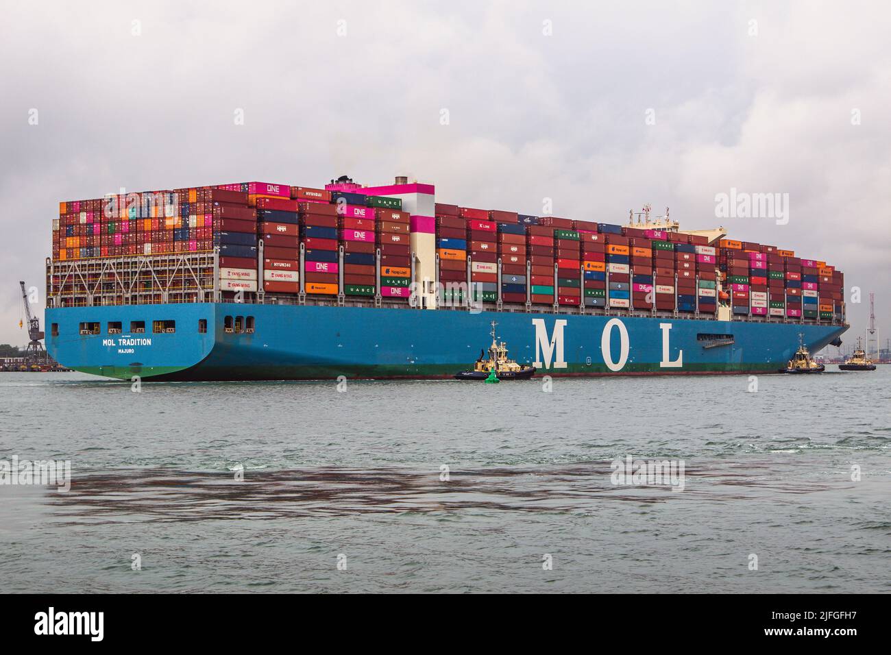 LE NAVIRE à conteneurs MOL se dirige vers le port de Southampton, Angleterre, Royaume-Uni. Banque D'Images
