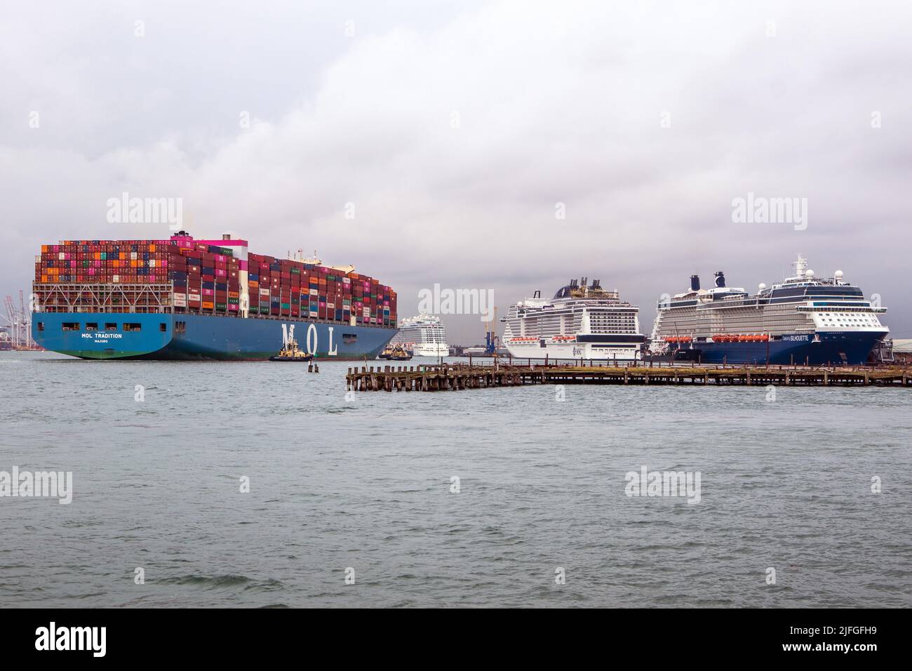 LE NAVIRE à conteneurs MOL se dirige vers le port de Southampton, Angleterre, Royaume-Uni. Banque D'Images