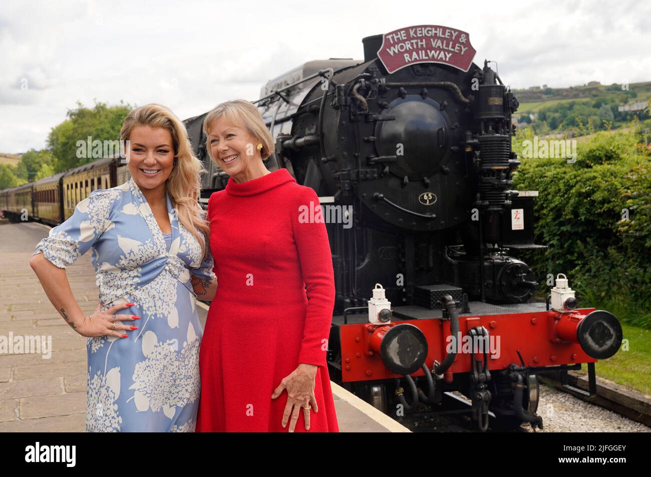 Sheridan Smith (à gauche) et Jenny Agutter avant de monter à bord d'un train à la gare d'Oakworth, West Yorkshire, pour assister à la première mondiale du chemin de fer des enfants de retour à Keighley. Date de la photo: Dimanche 3 juillet 2022. Banque D'Images