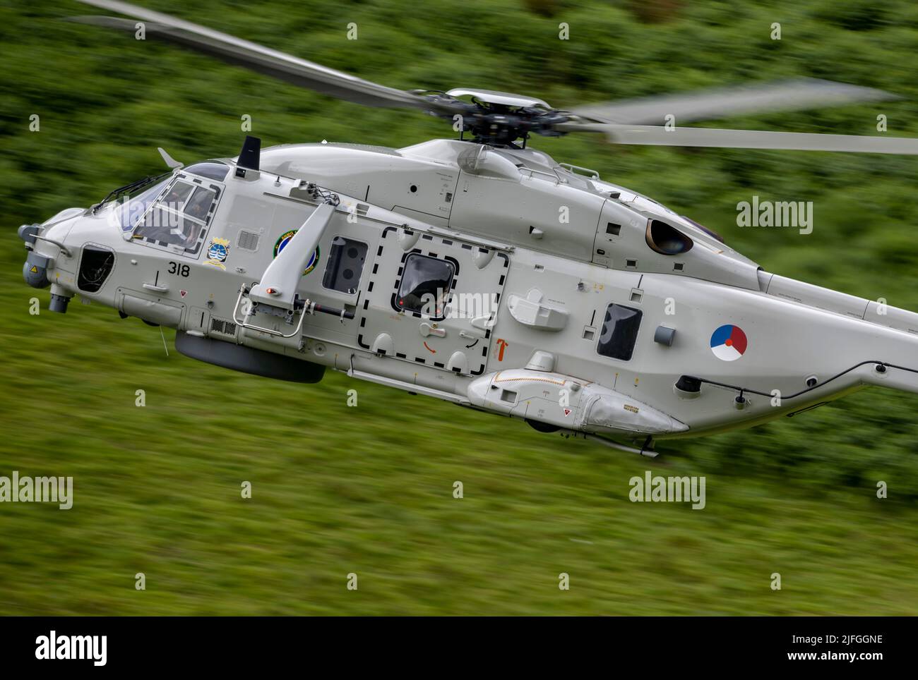 Royal Netherlands Navy, NH90 hélicoptère en détachement au Royaume-Uni à RNAS Culdrose, effectuant un entraînement de vol de bas niveau dans la région Mach Loop de Wale Banque D'Images