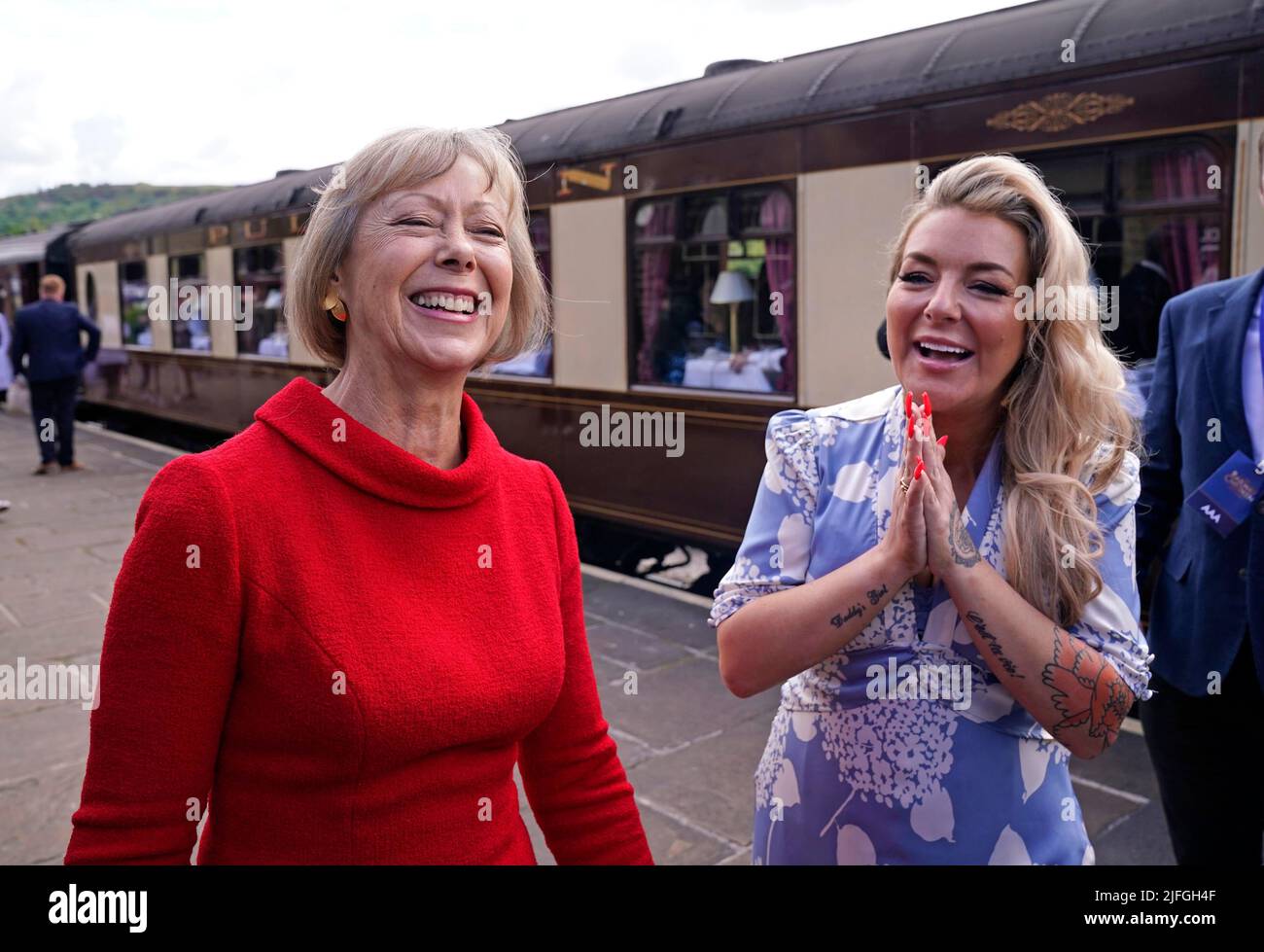 Jenny Agutter (à gauche) et Sheridan Smith avant de monter à bord d'un train à la gare d'Oakworth, West Yorkshire, pour assister à la première mondiale du chemin de fer des enfants de retour à Keighley. Date de la photo: Dimanche 3 juillet 2022. Banque D'Images