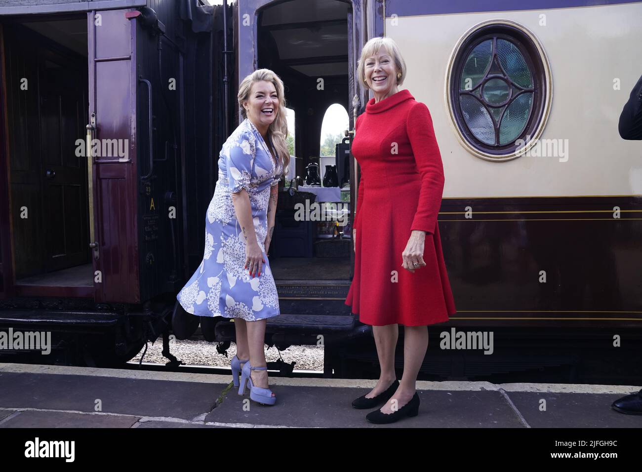 Sheridan Smith (à gauche) et Jenny Agutter avant de monter à bord d'un train à la gare d'Oakworth, West Yorkshire, pour assister à la première mondiale du chemin de fer des enfants de retour à Keighley. Date de la photo: Dimanche 3 juillet 2022. Banque D'Images