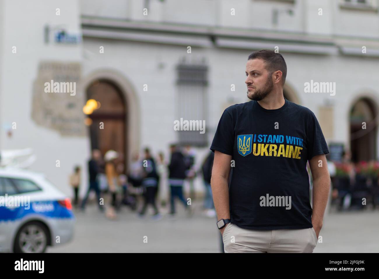 26-05-2022. cracovie-pologne. Un polonais debout dans le centre de Cracovie avec une chemise qui lit - je suis avec l'ukraine Banque D'Images