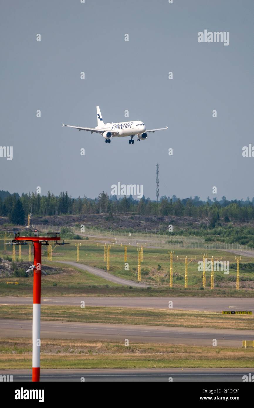 Helsinki / Finlande - 2 JUILLET 2022 : un Airbus Airctaft, exploité par le transporteur de pavillon finlandais Finnair, débarquant à l'aéroport d'Helsinki Banque D'Images