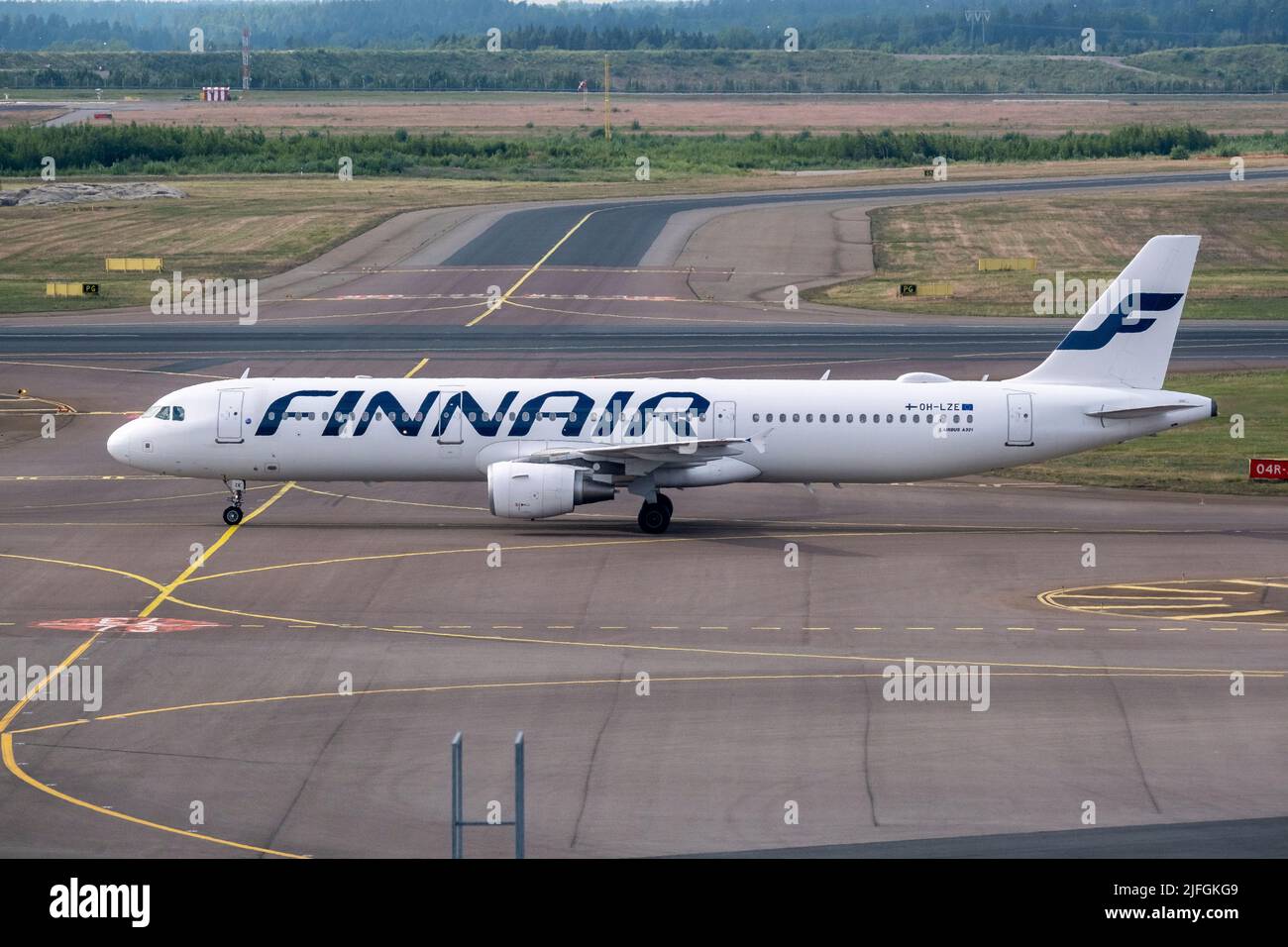 Helsinki / Finlande - 2 JUILLET 2022 : un Airbus A321, exploité par le transporteur de pavillon finlandais Finnair, qui effectue un transport en taxi à l'aéroport d'Helsinki Banque D'Images