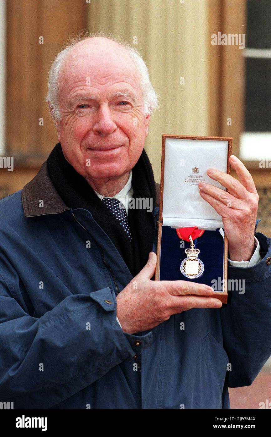 Photo du dossier datée du 4/11/1998 de Peter Brook devant Buckingham Palace après avoir reçu de la Reine l'insigne d'un membre de l'ordre des compagnons d'honneur. L'influent théâtre et réalisateur britannique est décédé à l'âge de 97 ans, selon des reportages dans les médias français. Brook, qui vivait en France depuis le début de 1970s, a remporté plusieurs prix, dont Tonys, Emmys et un Olivier, au cours de sa carrière de sept décennies dans les arts. Date de publication : Sunday 3 juillet 2022. Banque D'Images